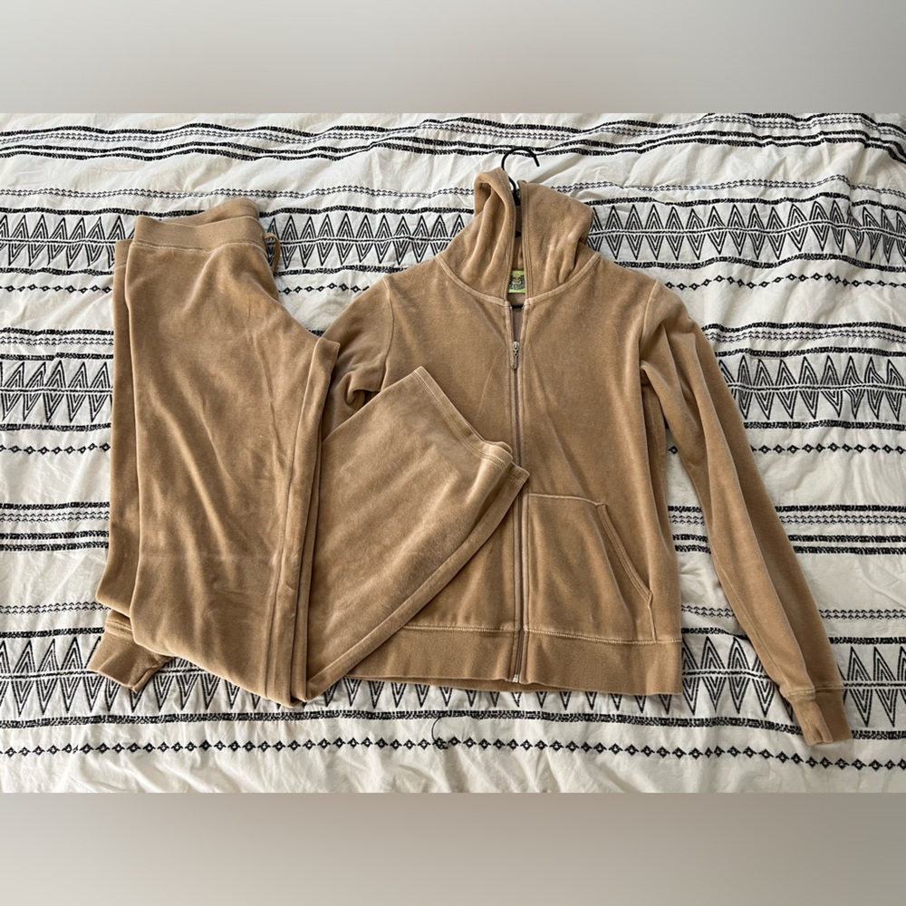 Early 2000’s JUICY COUTURE Velour Sweatsuit